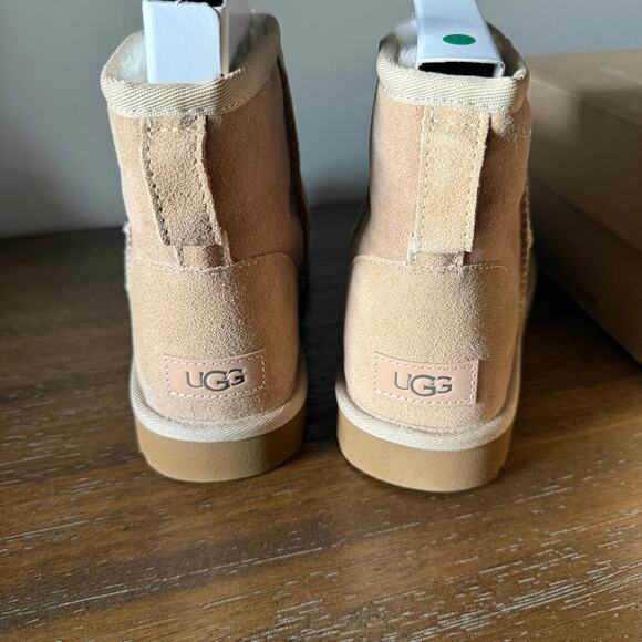 UGG Woman’s Classic Mini II Sheepskin Tan Winter Boots- Size 8 - Picture 4 of 9